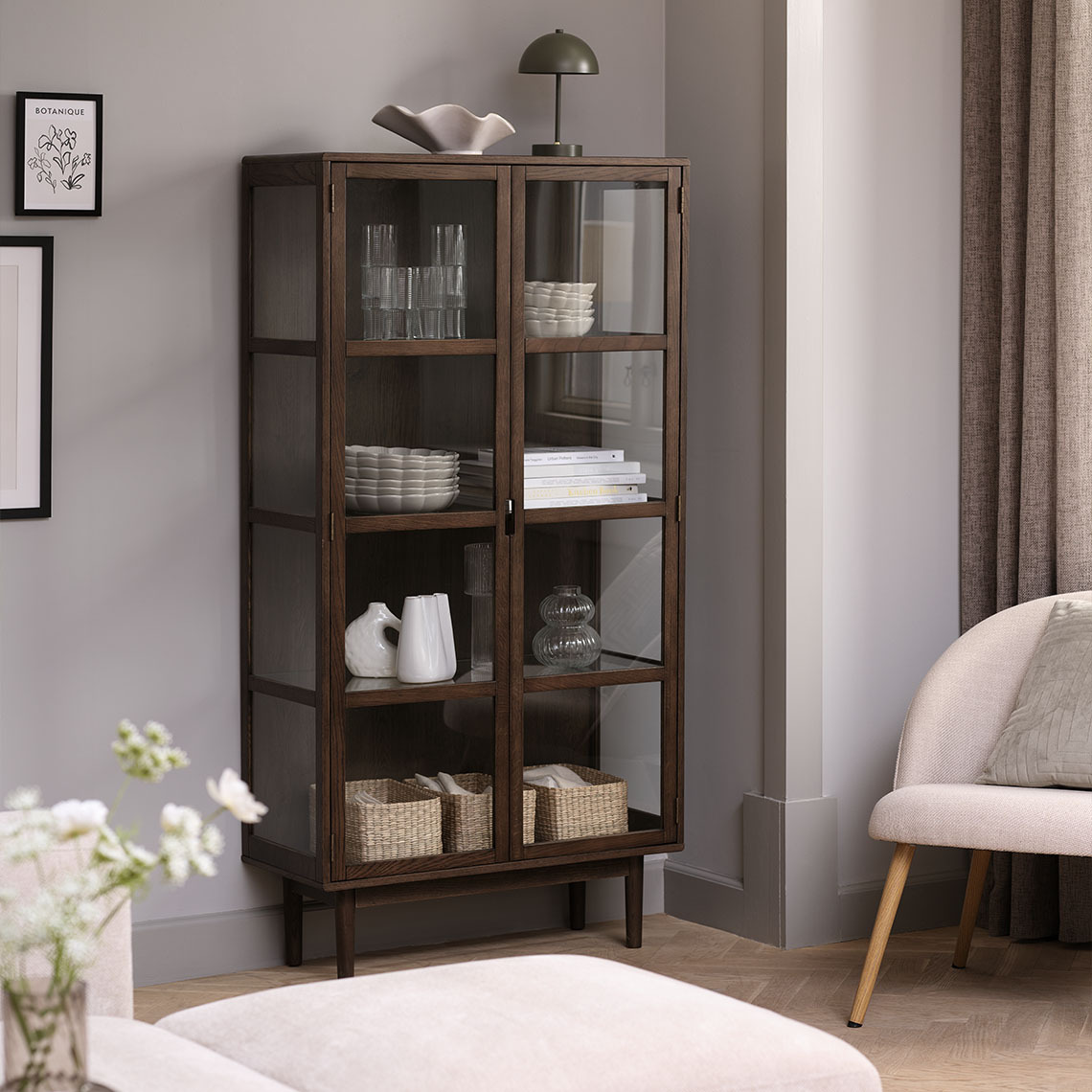 Visoka vitrina izrađena od FSC masivnog hrasta i hrastovog furnira u tamnoj boji