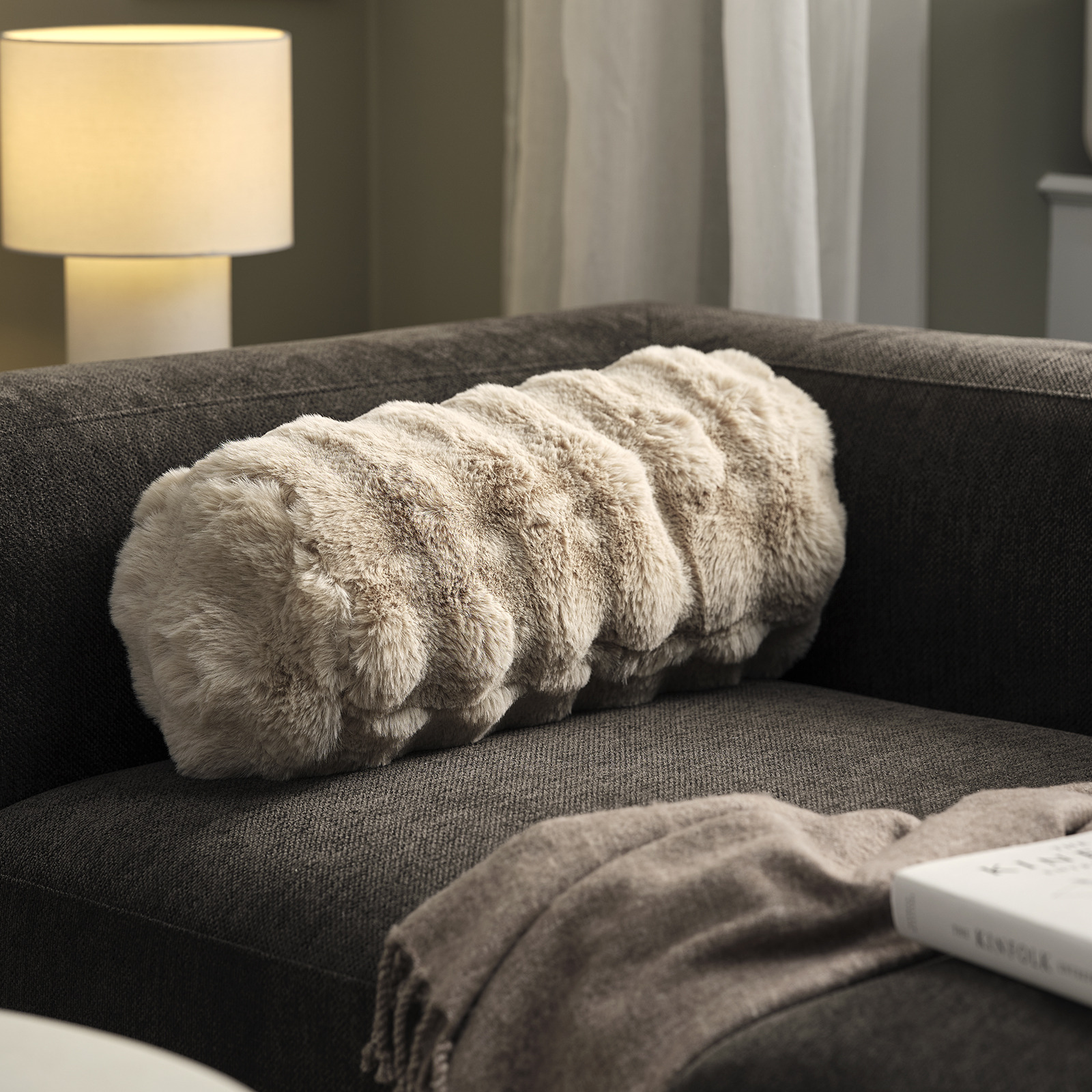 Sofa s valjkastim ukrasnim jastukom