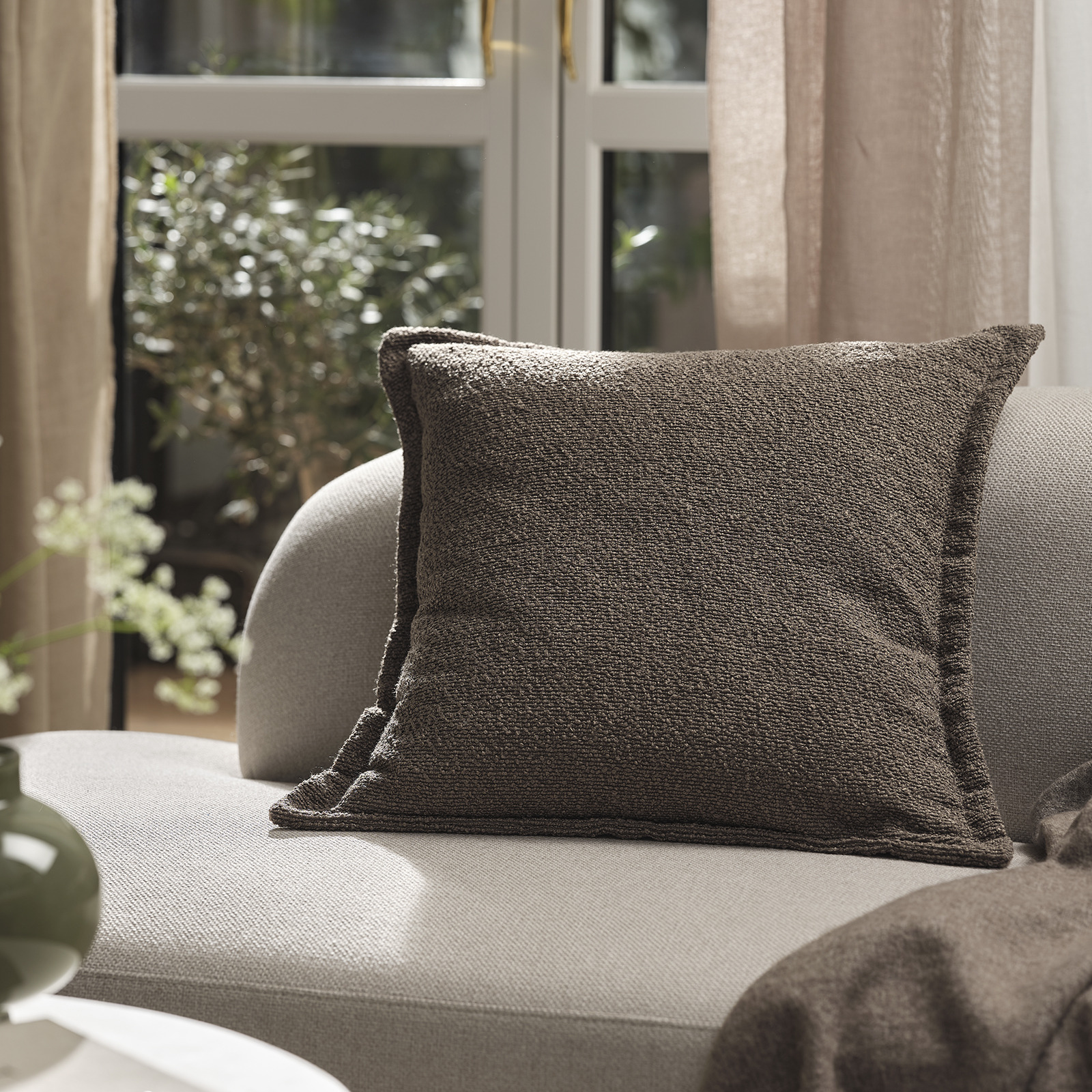 Sofa sa smeđom ukrasnom jastučnicom