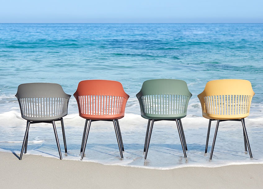 Četiri vrtne stolice u različitim bojama na plaži