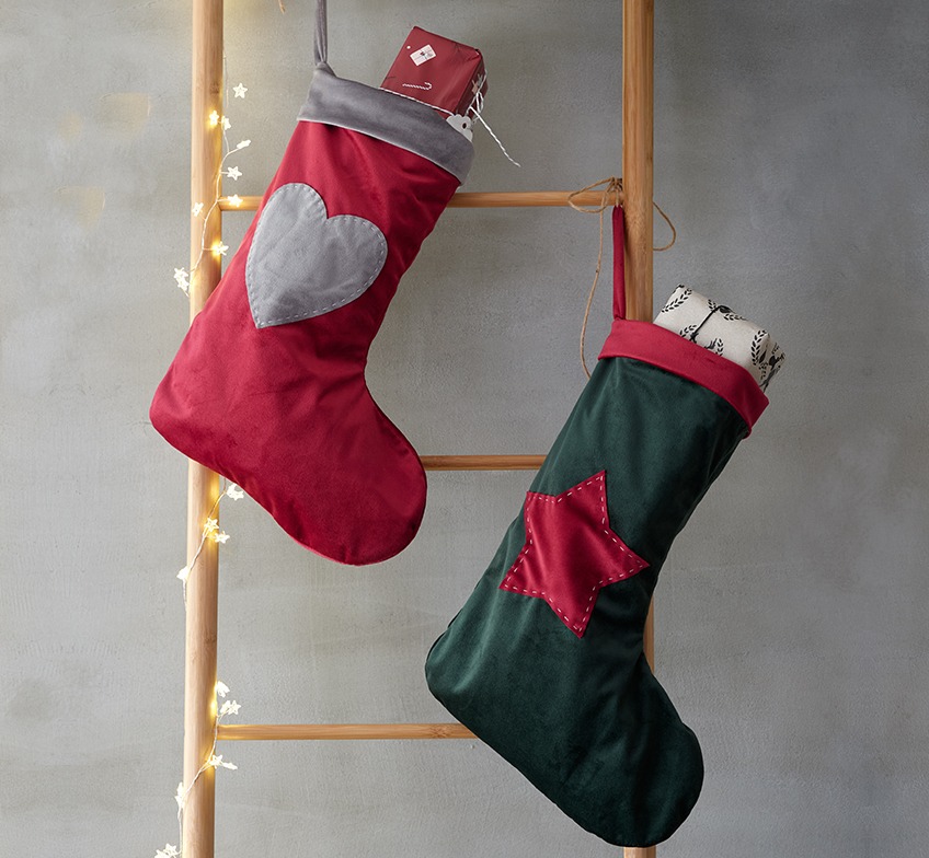 Božićne čarape u crvenoj i zelenoj boji na dekorativnim ljestvama