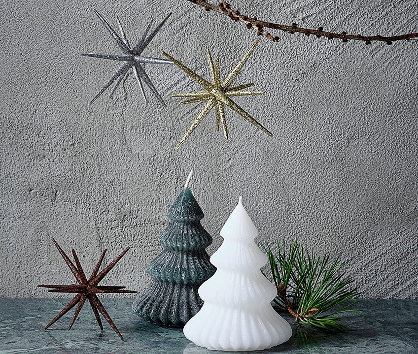 Dvije svijeće u obliku božićnog drvca i božićne zvijezde u zlatnoj, srebrnoj, crnoj i smeđoj boji