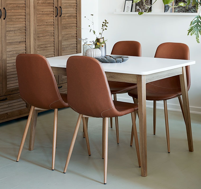 Blagovaonski stol s 4 blagovaosnke stolice od umjetne kože 