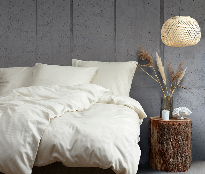 Elegantna spavaća soba umirujućeg nordijskog izgleda i krevet s posteljinom boje pjeska