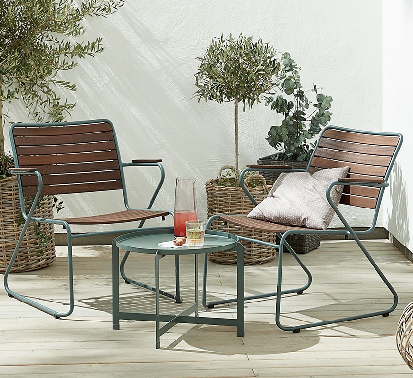 Dvije drvene vrtne lounge stolice sa zelenim okvirom i malim zelenim pomoćnim stolom na terasi