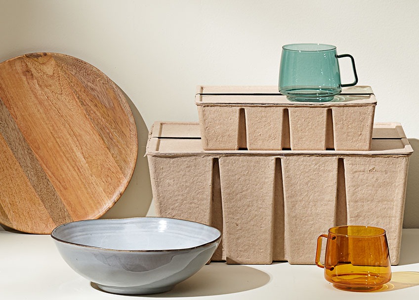 Drveni pladanj, zdjela od kamena, kutije za odlaganje od recikliranog papira i staklene šalice