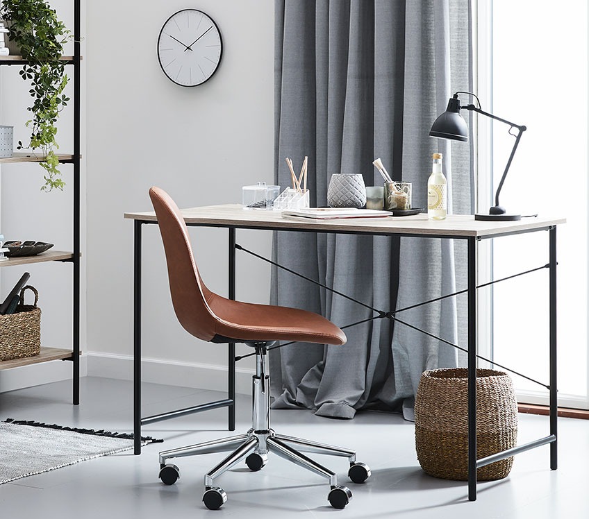 Moderna uredska stolica od umjetne kože boje konjaka uz elegantan uredski stol