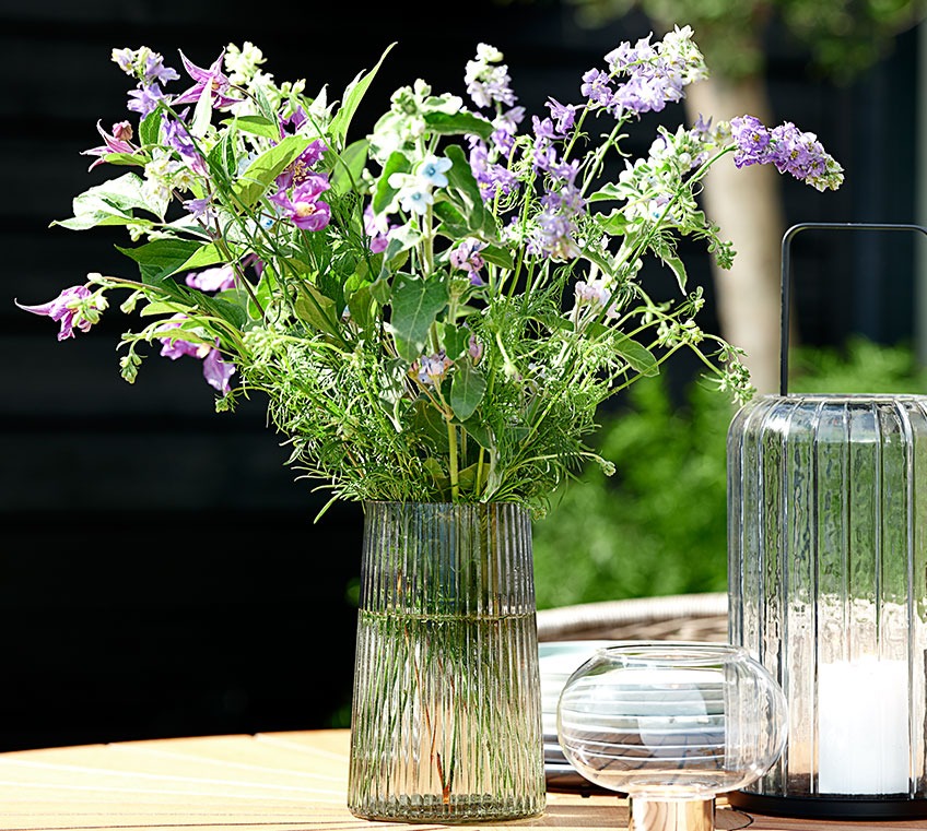 Staklena vaza na vrtnom stolu