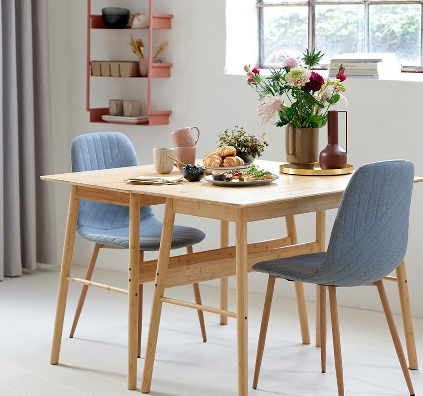 Stol od bambusa kombinirani s blagovaonskim stolom i sivim stolicama