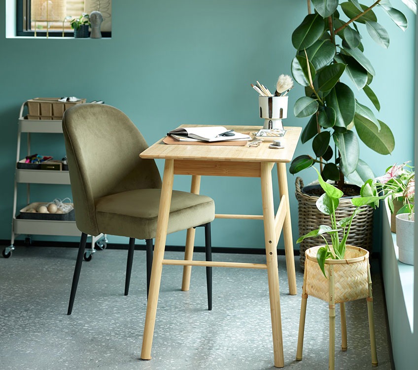 Maslinasto zelena blagovaonska stolica pored stola od bambusa