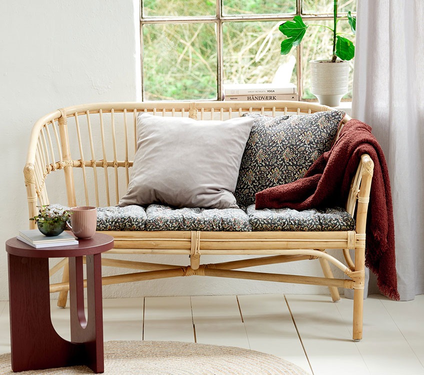 Dvosjed s kaučem od ratana s jastučićima za sjedenje i jastucima za leđa, bordo dekom i okruglim stolićem