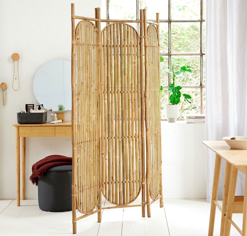 Paravan od bambusa služi kao razdjelnik između soba