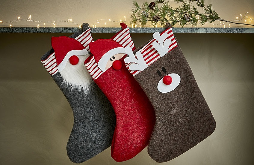 božićne čarape-čizmice s motivima Djeda Mraza, snjegovića i jelena