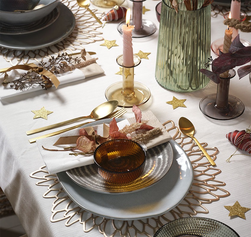 Sivi i plavi tanjuri i zlatni pribor za jelo na novogodišnjem stolu