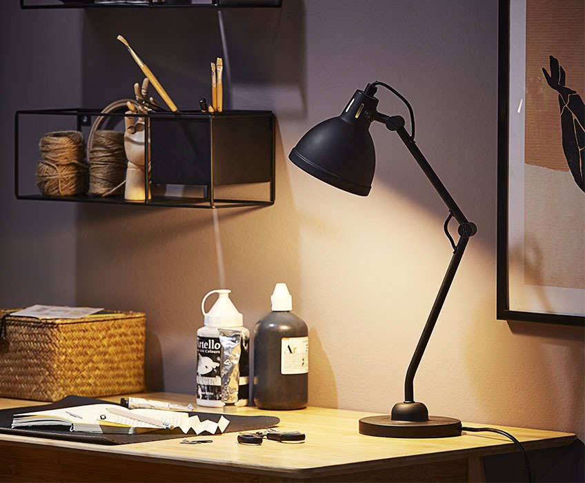 Crna stolna lampa na uredskom stolu