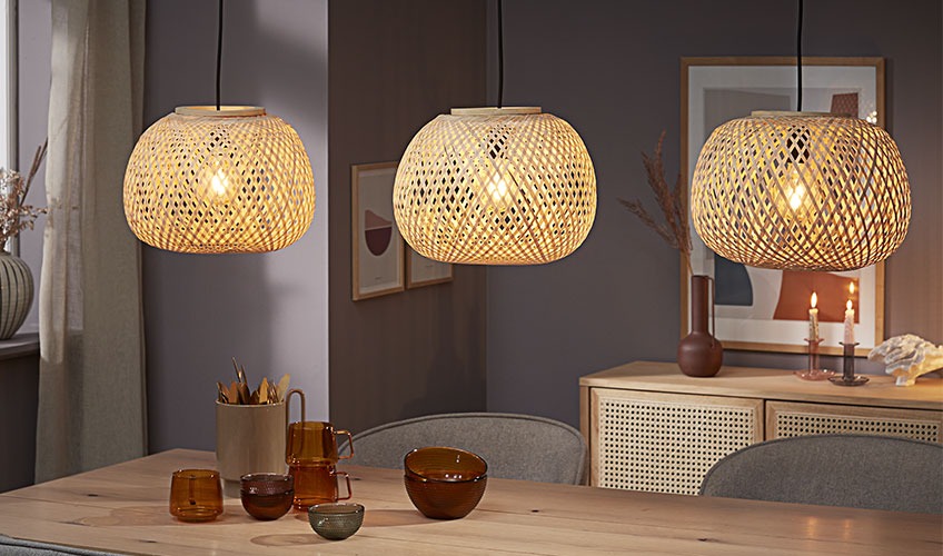 SIGVARD luster od bambusa Tri lustera od bambusa vise iznad stola