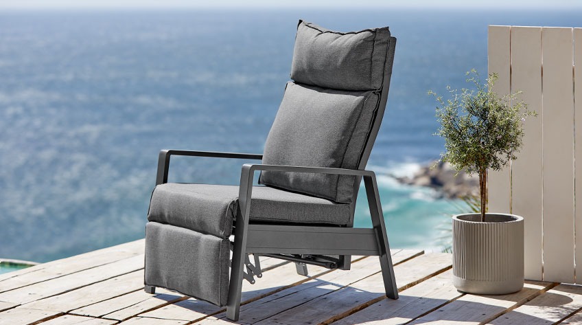 Podesiva stolica s naslonjačem na terasi uz ocean