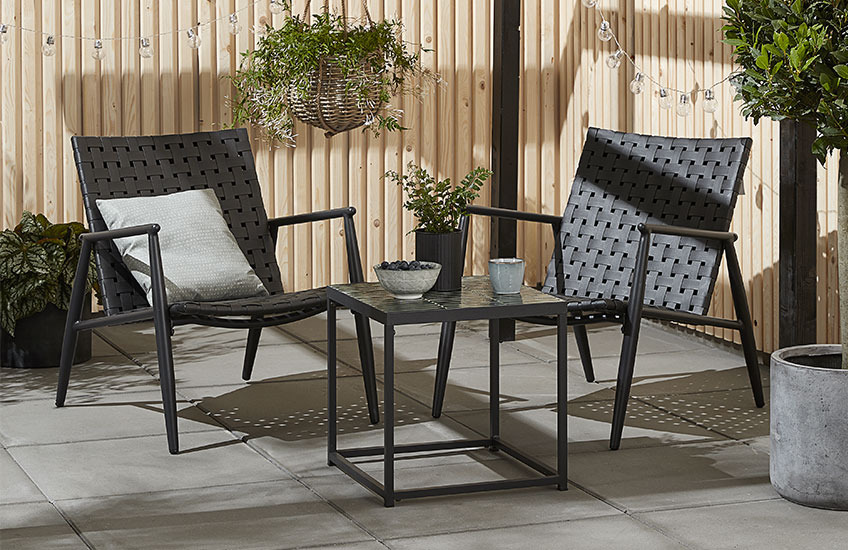 Lounge set s UDSTRUP stolom i EDDERUP stolicama Crna vrtna lounge garnitura s malim stolom i dvije stolice