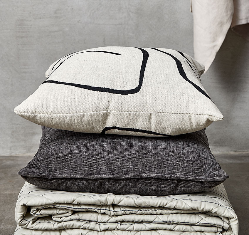 Štepana deka i dva jastuka u bijeloj, bež i sivoj boji
