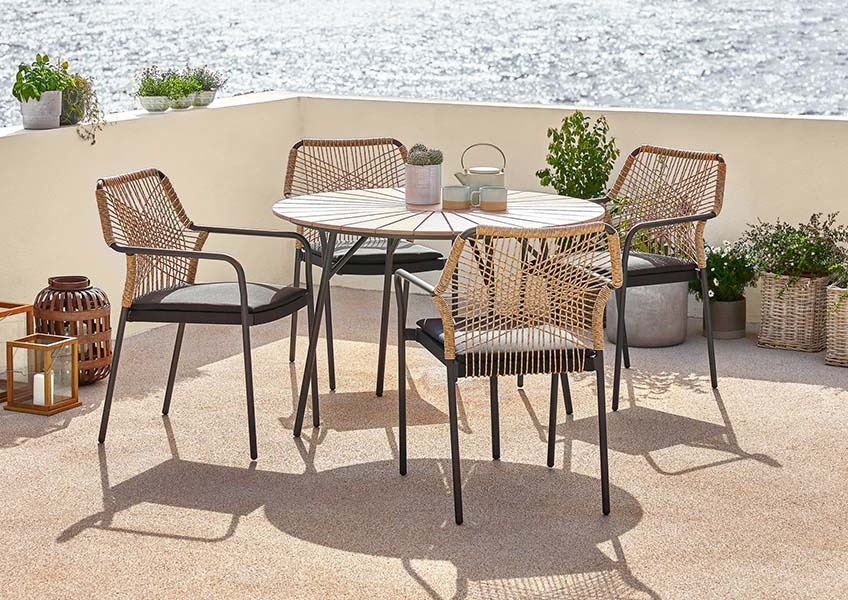 Vrtni set s okruglim stolom za 4 osobe na terasi uz more