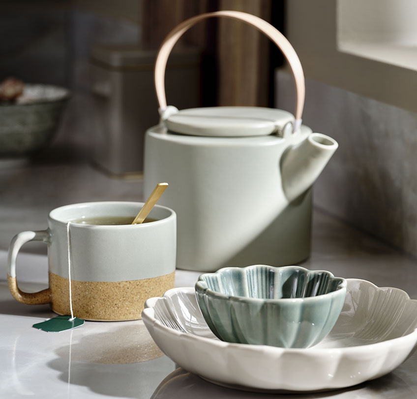 Teapot, mug and bowls 