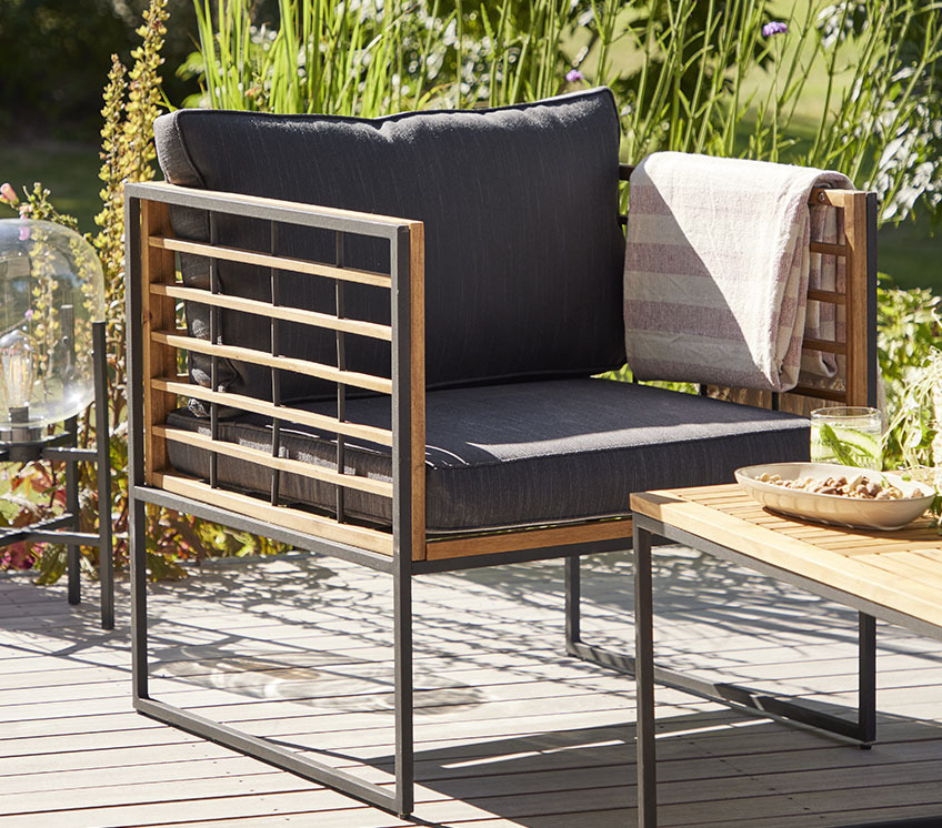 UGILT lounge chair Garden lounge chair on a sunny patio