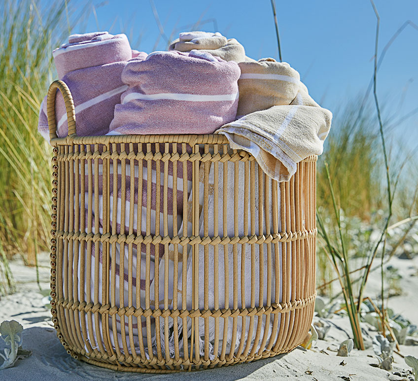 Košara s ručnicima na plaži