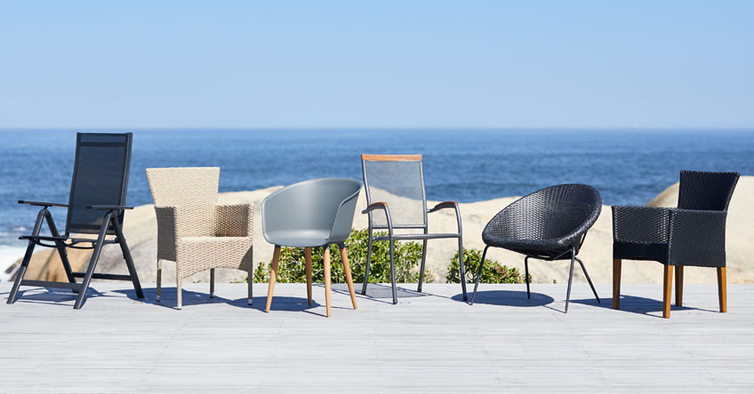Blagovaonske stolice na terasi uz plažu