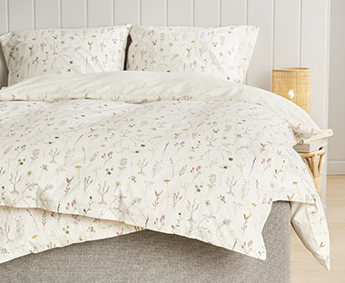Pamučna posteljina s cvjetnim uzorkom na krevetu