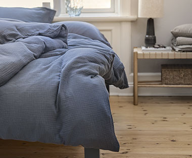 Plava posteljina na krevetu u sobi