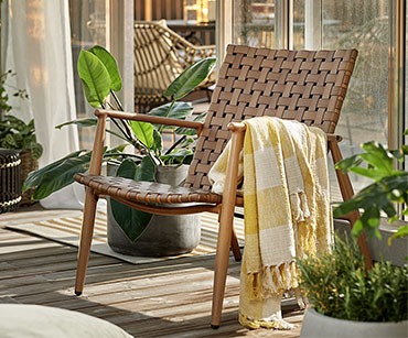 Popularna pletena stolica s dekom preko naslona