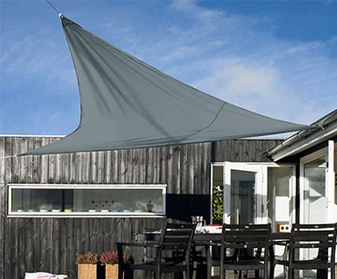 tenda radi sjenu na terasi