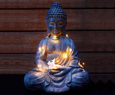 Kip Buddhe s lampicama na terasi