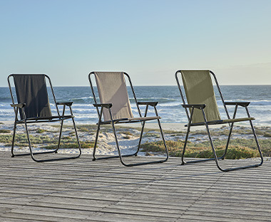 Sklopive kamping stolice u 3 boje na terasi kraj mora