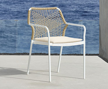 Bijela vrtna stolica na terasi uz more
