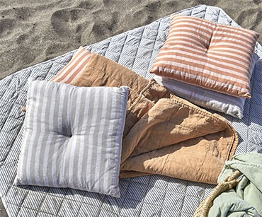 Vrtni jastuci na piknik-deki na plaži
