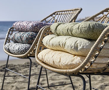 Vrtni jastuci na stolicama na plaži